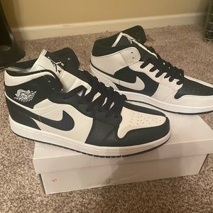 Nike Air Jordan 1 Mid “Homeage” shoe